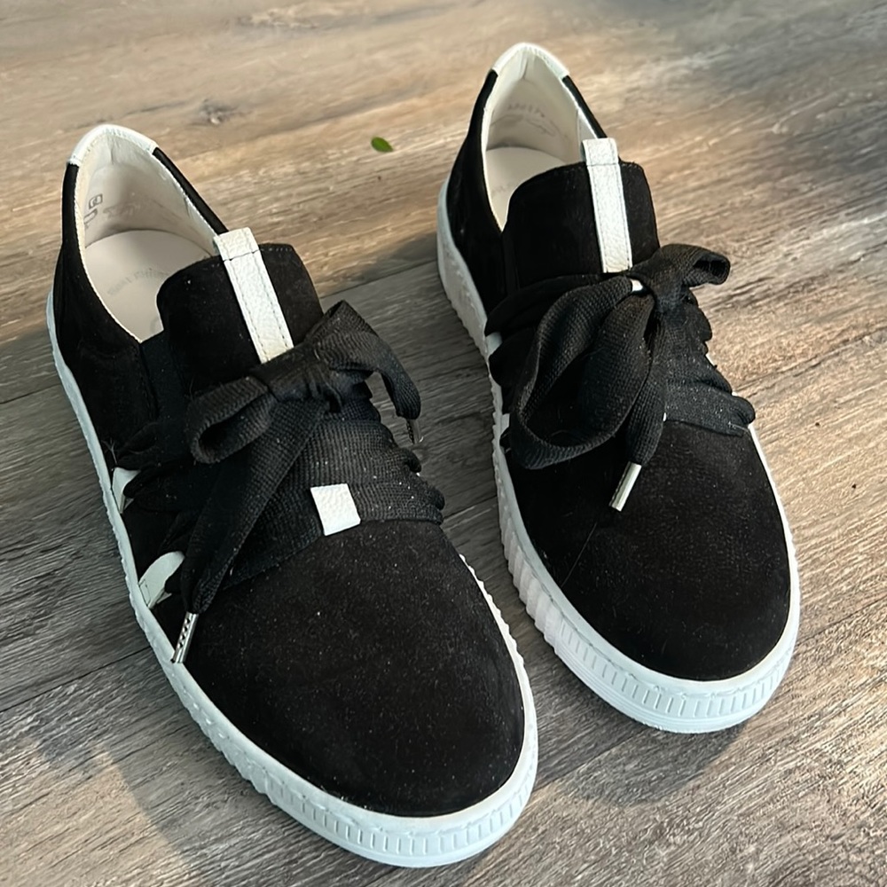 Gabor Suede shoes. New in the box. Size 9. Never worn except to try on.